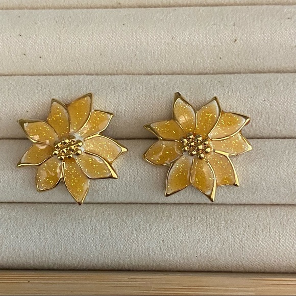 Vintage Gold Shimmery Yellow Flower Earrings 🌼 - Picture 8 of 10